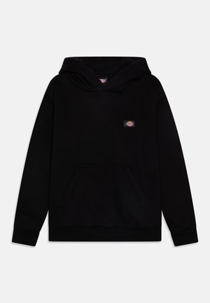 Svart hettegenser laget av en bomullsblanding, med en frontlomme og en stor, myk hette. Inkluderer et lite logo-patch på brystet.