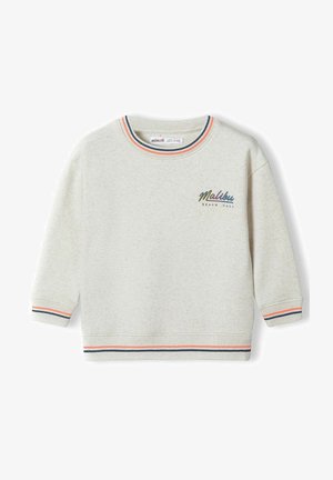 Svetlo siva trenerka s okruglim izrezom, rukavima do tri četvrtine i kontrastnim rebrima u plavoj, narandžastoj i sivoj boji. Izvezeni logotip "Malibu".