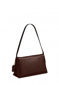 Sac à main en cuir marron foncé porté à l'épaule, de forme rectangulaire avec une seule bandoulière, comprenant une petite étiquette attachée sur un côté.