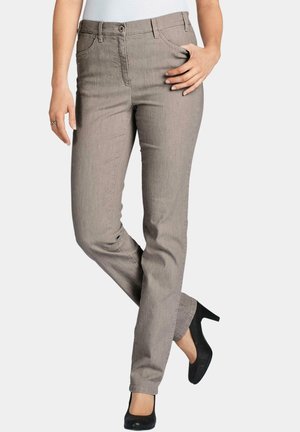 Grijze op maat gemaakte broek met een slim fit, voorzien van een knoopsluiting, vijf zakken en een subtiele textuur; gecombineerd met zwarte hoge hakken.