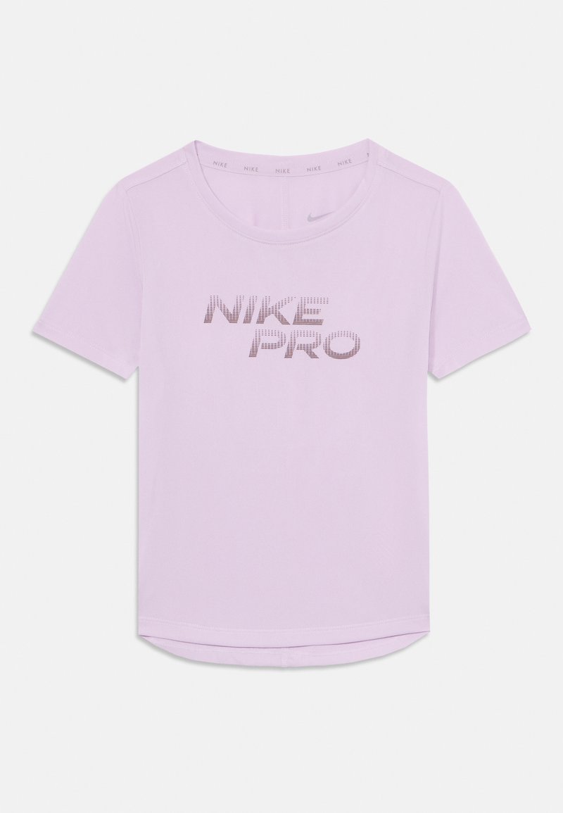 Svijetlo ružičasta Nike Pro majica s kratkim rukavima i zaobljenim rubom. Sadrži prednji logotip u tamnijoj ružičastoj boji, glatku tkaninu i okrugli izrez.