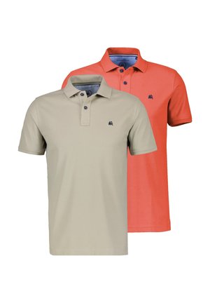 Zwei kurzärmelige Poloshirts für Herren, eines in Beige und eines in Koralle, jeweils mit Kragen, Knöpfen und einem kleinen Emblem auf der Brust.