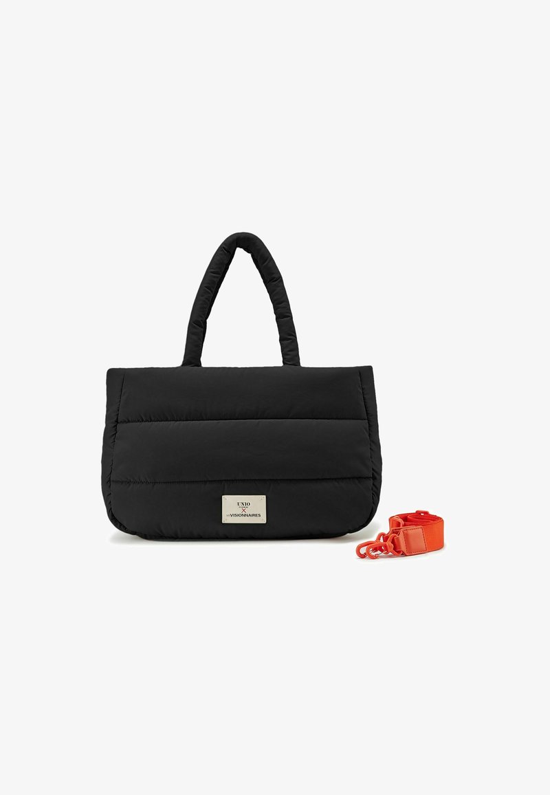 Sac fourre-tout noir matelassé de forme rectangulaire avec deux poignées. Comprend une sangle orange amovible et un label en métal à l'avant.