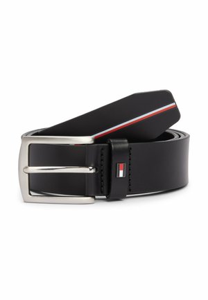 Cintura in pelle nera con una fibbia rettangolare in argento, caratterizzata da un piccolo logo con strisce rosse, bianche e blu scuro lungo il bordo.