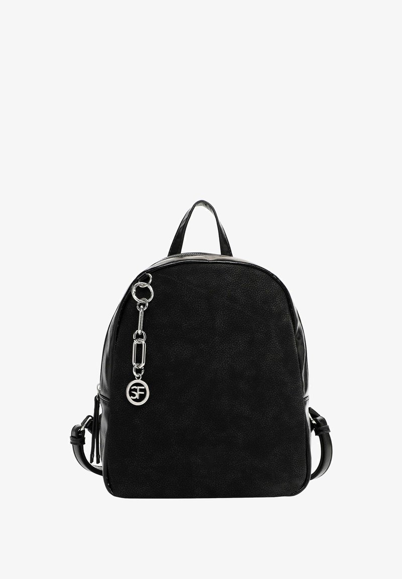 Zaino in finta pelle nera con una forma arrotondata, accessori in metallo argentato e un accento a catena. Presenta due spallacci e una maniglia superiore.