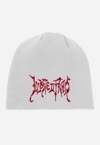 Hvid strikket hue med en rund top, der har et rødt, grafisk tekstdesign. Teksturen virker blød, hyggelig og strækker sig for at passe.