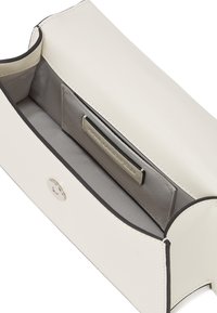 Intérieur d'un sac en cuir blanc avec une texture lisse, présentant un revêtement en tissu gris et une petite fente pour cartes. Fermeture en métal argenté visible.