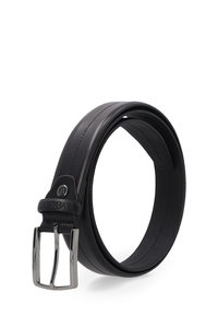 Černý kožený pásek s hladkou texturou, vybavený stříbrnou obdélníkovou sponou a štepováním podél okraje.