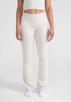 Pantaloni yoga svasati grigio chiaro con vita ampia e ripiegabile. Realizzati in un morbido tessuto elastico progettato per comfort e flessibilità.