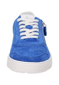 Blaue Wildledersneaker mit weißen Schnürsenkeln und einem seitlichen Reißverschluss. Verfügt über eine strukturierte Oberfläche und eine weiße Gummisohle. Klassisches rundes Zehendesign.