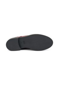 Zapato burdeos con parte superior de textil suave, suela de goma y un sutil detalle texturizado. La suela presenta un perfil plano y leves patrones de agarre.