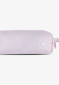 Rosa canvas pennfodral med dragkedja, rundad form och en vit Converse All Star-logotyp på ena sidan. Texturerat tyg i en solid färg.