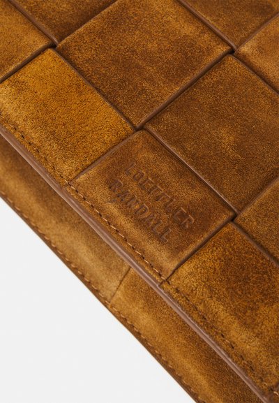 Billetera de ante marrón con un diseño texturizado tejido y marca en relieve. Los acentos de cuero complementan la apariencia general.