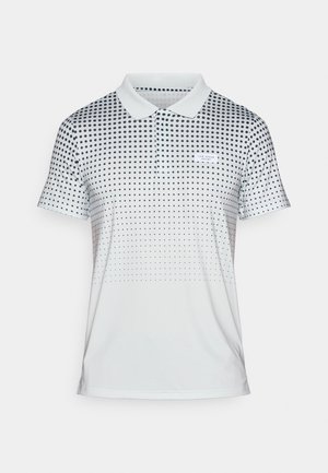 Polo a maniche corte di colore grigio chiaro con un motivo a pois che sfuma dal nero al bianco. Presenta un colletto classico e una piccola patch con logo.