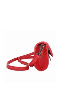 Rote Kunstleder-Crossbody-Tasche mit rundem Boden und oben schließendem Reißverschluss. Sie verfügt über einen abnehmbaren Tragegurt und silberne Hardware-Details.