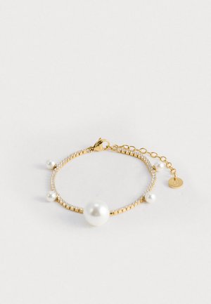 Bracciale in oro con una grande perla centrale, piccole perle e una fila di cristalli trasparenti, completo di chiusura a moschettone e catena regolabile.