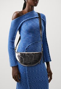 AllSaints - HALF MOON  - Geantă crossbody - silver-coloured Imagine miniatură 1