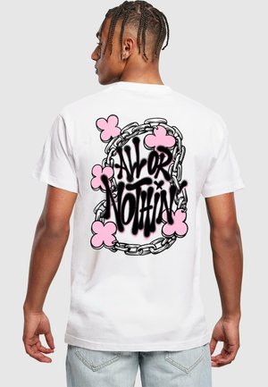 Hvid bomulds T-shirt med et grafisk motiv på ryggen, der har en sort kædeomrids, pink blomsterdetaljer, og teksten "ALL OR NOTHING" i sort skrift.