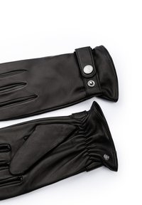 Gants en cuir noir présentant une texture lisse, un design froncé au niveau du poignet et des accents à boutons-pression pour un ajustement sécurisé et élégant.