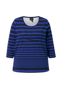 T-shirt a righe blu e navy con maniche a tre quarti, colletto tondo, caratterizzato da un design con testo stampato e delicati accenti luccicanti sul davanti.