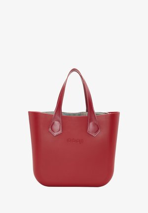 Bolso tote rojo hecho de material sintético brillante, con dos asas resistentes y un interior textil de color contrastante con un patrón de rayas.