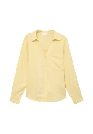 Camisa de manga larga de color amarillo claro con botones, cuello y un solo bolsillo en el pecho, exhibida sobre fondo blanco.