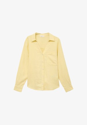 Chemise à manches longues jaune clair avec col, boutons sur le devant et une poche poitrine, présentée sur fond blanc.