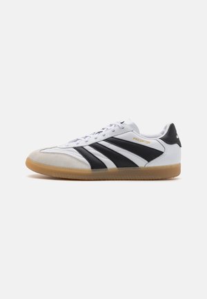 PREDATOR FREESTYLE INDOOR - Fotballsko innendørs - footwear white/core black/gold metallic