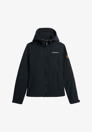 Giacca softshell navy con cappuccio, caratterizzata da zip frontale, due tasche laterali, logo ricamato "SUPERDRY" e dettaglio arancione a contrasto sulla manica.