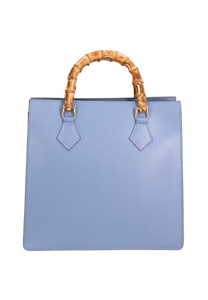 Lichtblauwe rechthoekige handtas met een gestructureerde afwerking en gebogen handvaten in bamboestijl, bevestigd met gouden hardware.