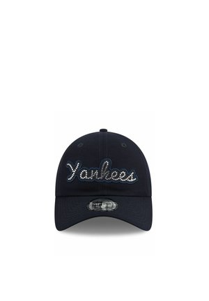 Marineblaue Baseballkappe mit "Yankees" in Strasssteinen auf der Vorderseite und einer gebogenen Krempe.