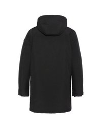 Zwarte, geïsoleerde jas met een capuchon, met een gladde textuur, lange mouwen en een middellange lengte; geen zichtbare hardware of accenten.