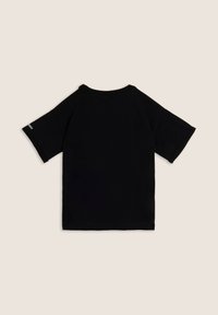 Camiseta de algodón negra con mangas cortas, cuello redondo y un diseño sencillo. Presenta un pequeño logo en la manga izquierda.