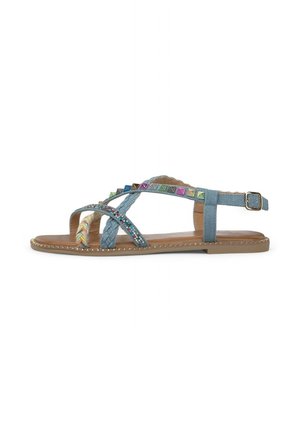 Sandalias de denim azul con correas trenzadas y acentos decorativos coloridos. Suela plana con un borde metálico adornado con tachuelas, correa ajustable en el tobillo.