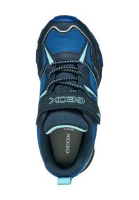 Zapatilla deportiva azul con materiales textiles y sintéticos, que cuenta con un collarín acolchado, detalles reflectantes y una correa de gancho y lazo.