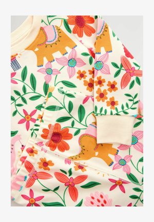 Minkštas audinys su ryškiomis gėlių ir gyvūnų printais rožinės, oranžinės, žalios ir mėlynos spalvų ant kreminės spalvos fono.