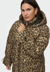 Padded jakna z leopardjim vzorcem v rjavi in bež barvi, z kapuco, zadrgo in zlatimi kovinskimi dodatki. Teksturen, topel material.
