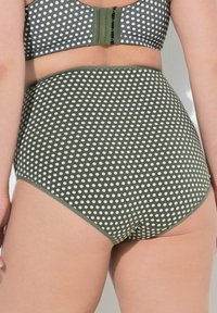 Vysoké bikini kalhotky v olivově zelené barvě s bílými puntíky. Hladký materiál s vyztuženými švy a lichotivým střihem.