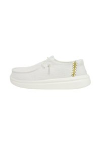 Zapatilla de lona blanca con parte superior texturizada, puntera redondeada y un detalle de costura dorada en el talón. Suela de goma blanca.