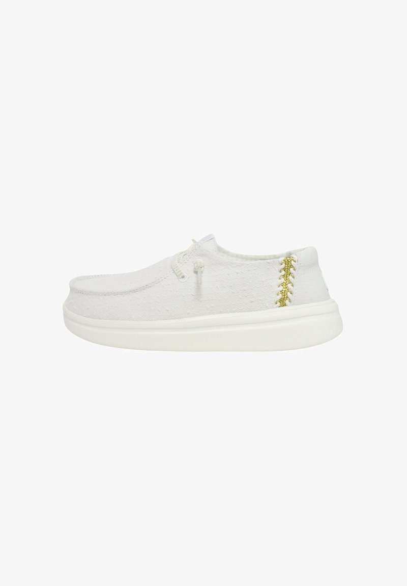 Zapatilla de lona blanca con parte superior texturizada, puntera redondeada y un detalle de costura dorada en el talón. Suela de goma blanca.