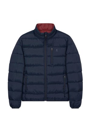 Chaqueta de plumas azul marino con cuello alto, cremallera frontal, dos bolsillos laterales y un bolsillo en el pecho; forro interior en color rojo contrastante.