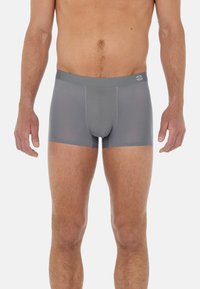 Grå boxershorts i mjukt, stretchigt tyg med en mjuk midjeresår. Har en nära passform och minimal sömdetaljering.