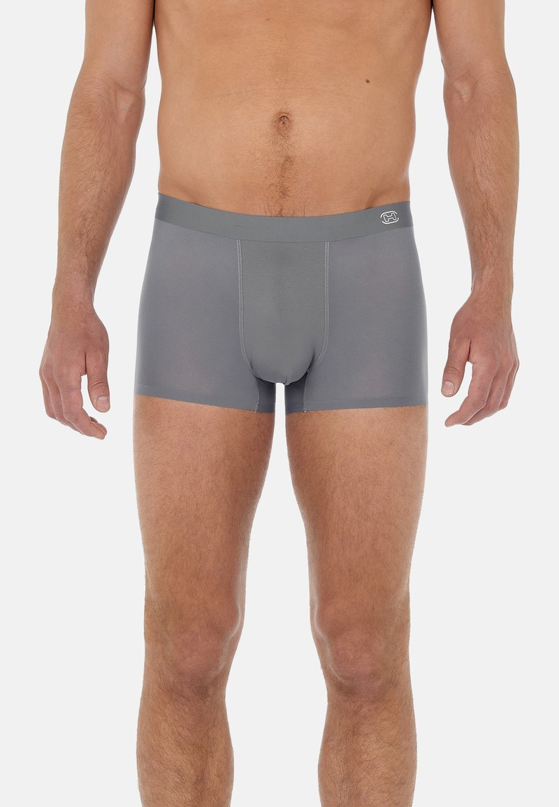 Grå boxershorts i mjukt, stretchigt tyg med en mjuk midjeresår. Har en nära passform och minimal sömdetaljering.