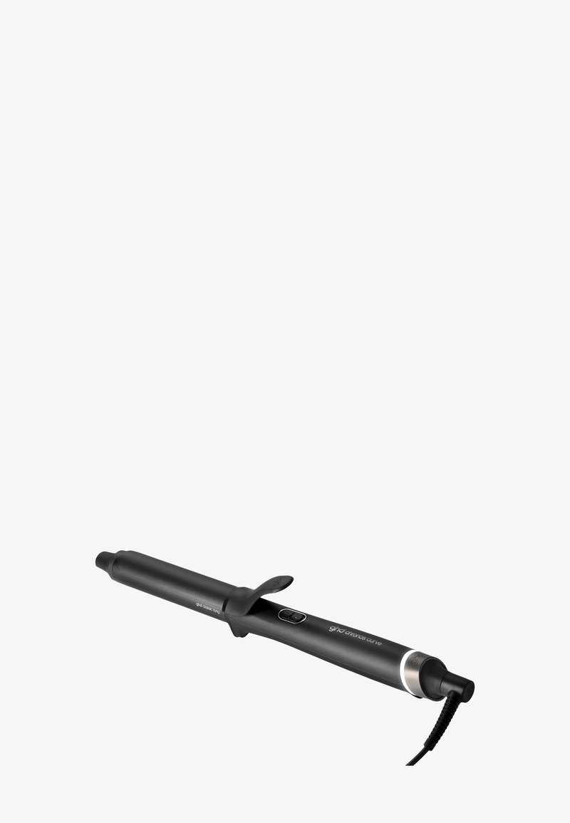 Czarna prostownica do loków ma cylindryczny wkład, ergonomiczną rączkę, przycisk sterujący oraz elastyczny przewód. Metalowe akcenty wzbogacają design.