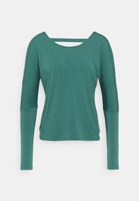 Långärmad topp i teal med en bred rundhalsringning och ett horisontellt skärningsdetalj. Mjuk textur med en avslappnad passform och avsmalnande ärmar.