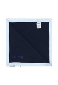 Sciarpa navale con bordo azzurro, realizzata in tessuto morbido. Presenta il logo ricamato "BOSS" in blu scuro su un lato. Etichetta di cura attaccata.