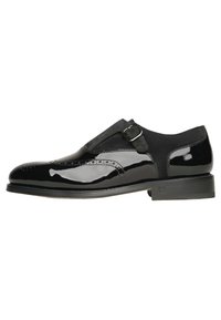 Schwarze Lackleder-Schnürschuhe mit sleekem Design, elastischem Band, dekorativen Perforationen und einem Schnallenelement an der Seite.