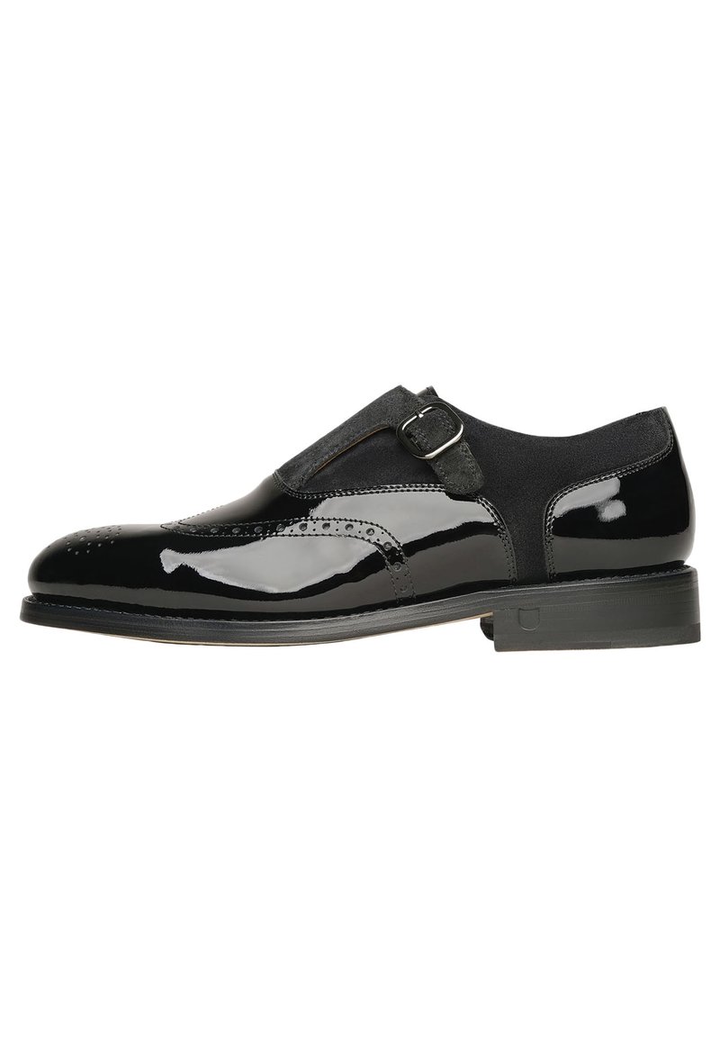 Schwarze Lackleder-Schnürschuhe mit sleekem Design, elastischem Band, dekorativen Perforationen und einem Schnallenelement an der Seite.