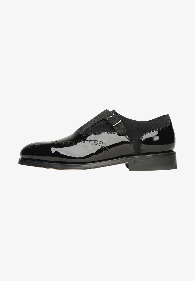 Schwarze Lackleder-Schnürschuhe mit sleekem Design, elastischem Band, dekorativen Perforationen und einem Schnallenelement an der Seite.