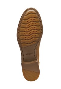 Semelle de chaussure en caoutchouc brun avec un motif de semelle ondulé, des trous de ventilation et un logo GEox. Fini lisse avec un bord renforcé.